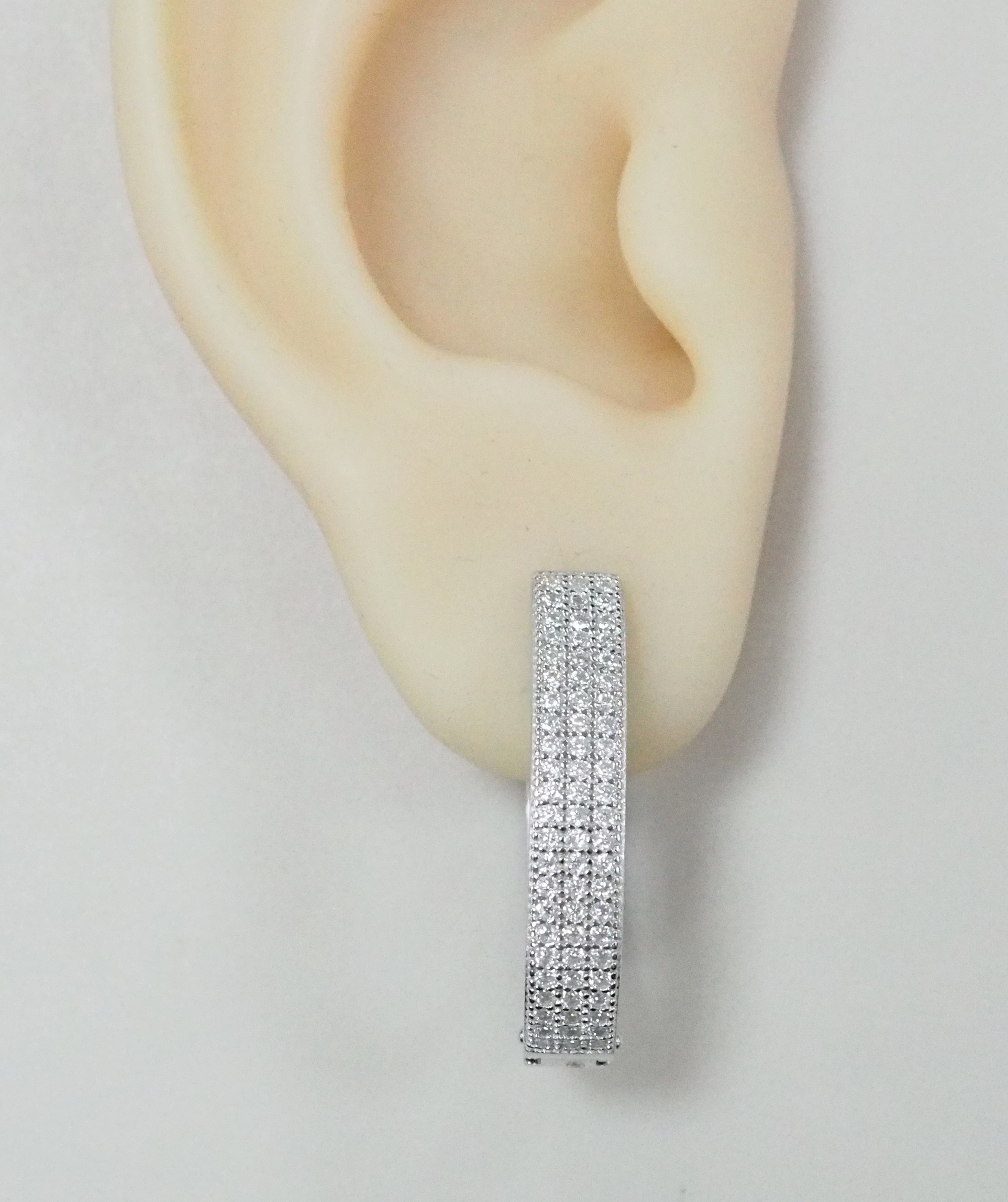 Серебряные серьги с муассанитами